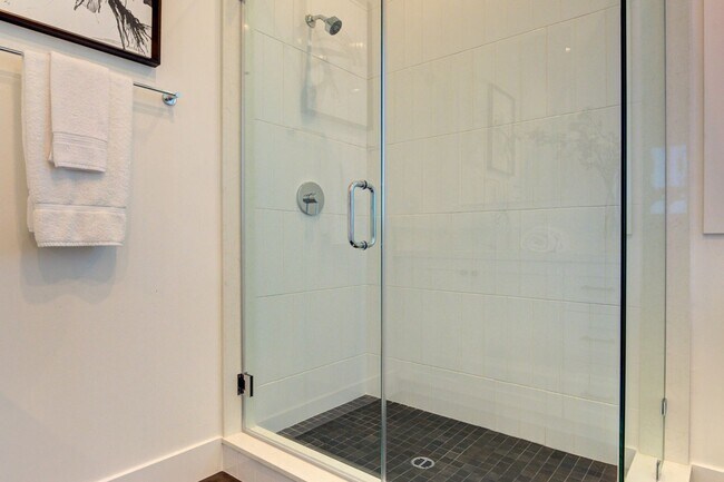 Building Photo - Fantastic 2 Story Farm House style Home with 4 Bedrooms and 3 Baths in Mid City area