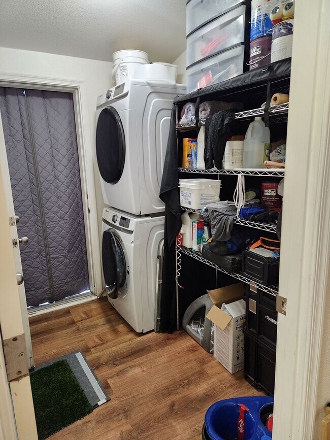 Building Photo - Available NOW! Home in Christmas Tree estates