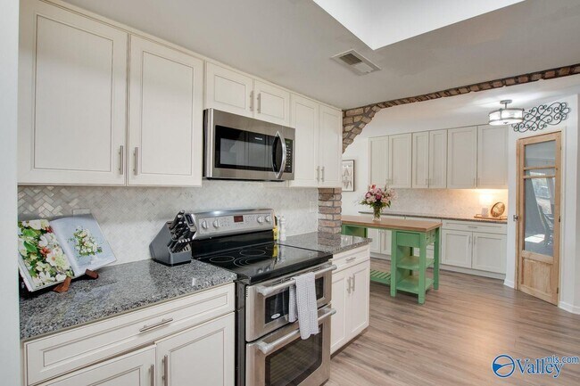 Building Photo - 2013 Wrenwood Dr SE