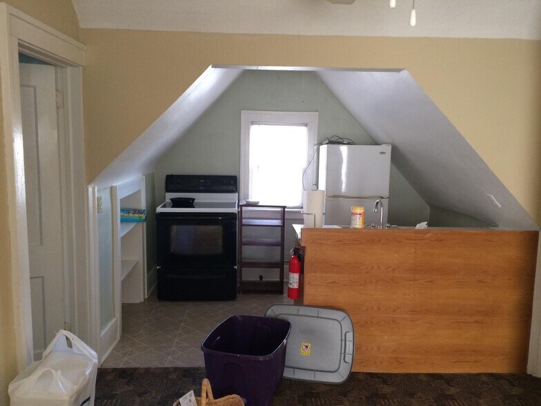 Building Photo - 1182 Thomas Ave W