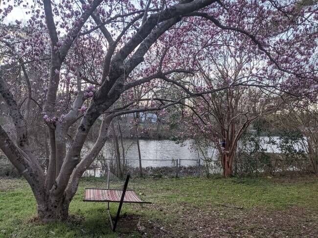 Building Photo - Fully fenced in yard and convenient location.