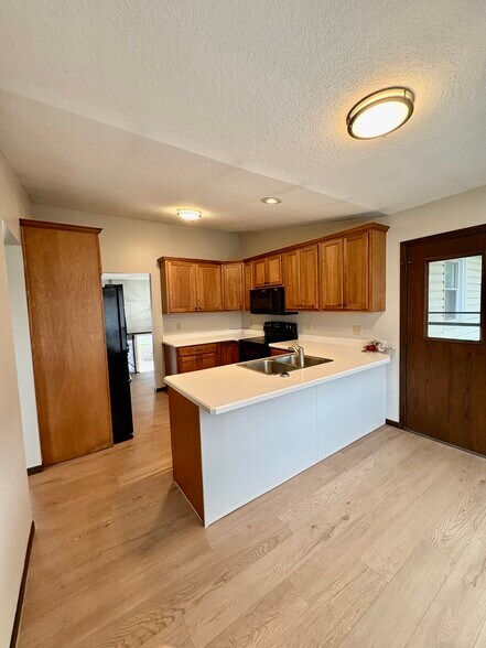 breakfast bar - 3885 Tam O Shanter Dr N