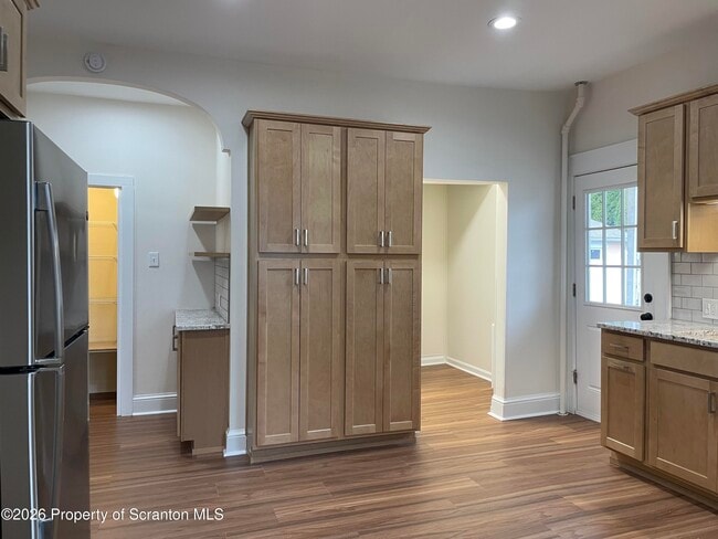 Building Photo - 1064 Lincoln St