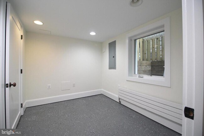 Building Photo - 2417 Otis St NE