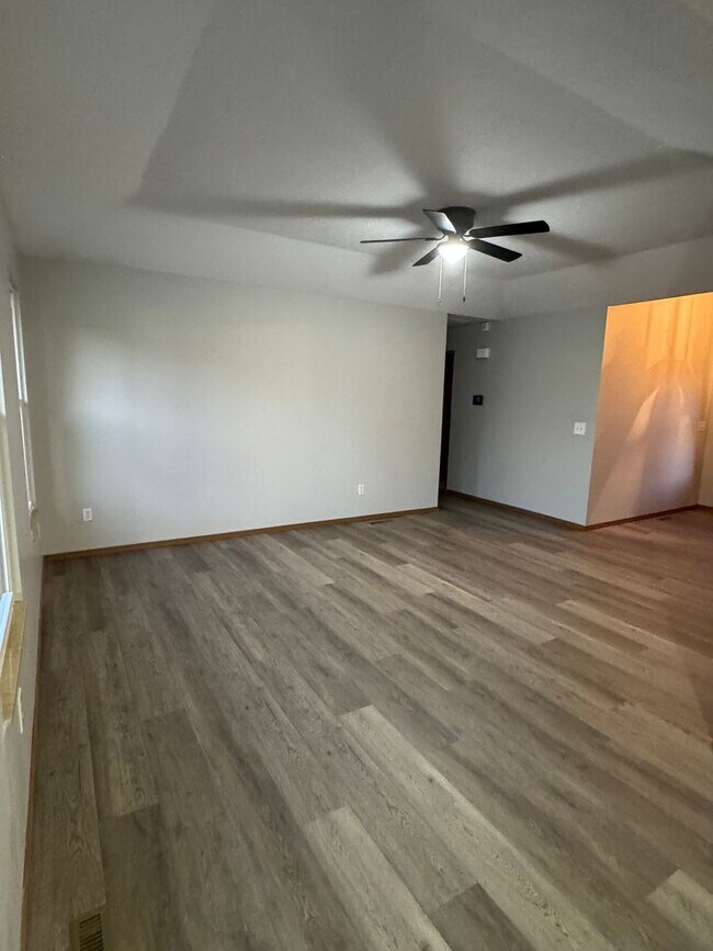 Building Photo - 3 Bedroom Home with large fenced in backyard