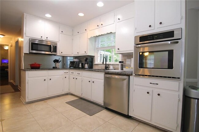 Building Photo - 3571 Sunderland Cir NE