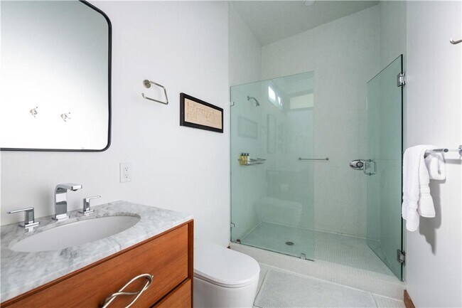 Building Photo - 515 Claire Dr NE