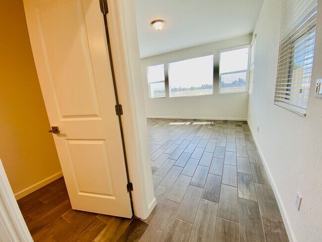 Building Photo - $2,395 Alluvial & Fowler, 3 Bedroom Home -...