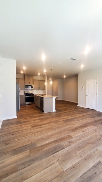 Building Photo - 906 Plum Creek Pl