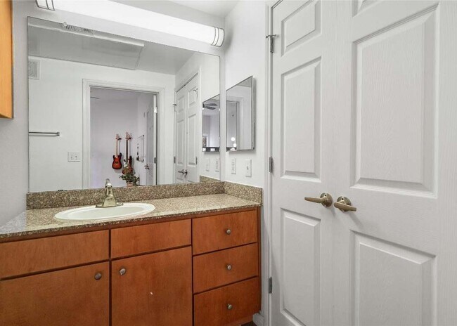 Building Photo - 2502 Leon St