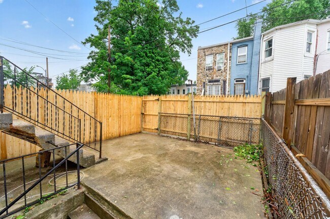 Building Photo - Large 4BR Row House with Basement