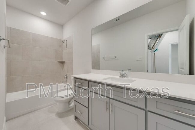 Building Photo - 3014 Isla Ter