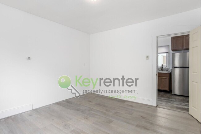 Building Photo - $1000 Off First Month! Spacious 3-Bed, 2-B...