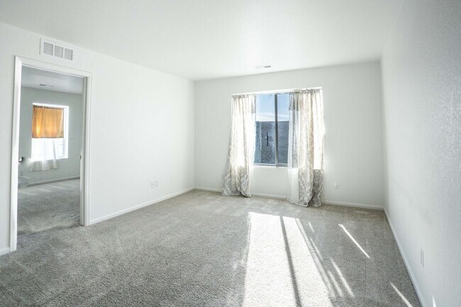 Building Photo - Available NOW! 4 Bedroom 3 Bath Beautiful Home