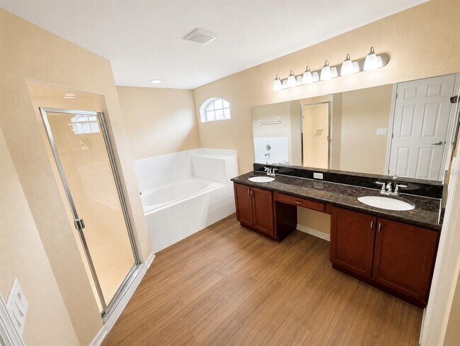 Building Photo - 4876 Summerfield Cir