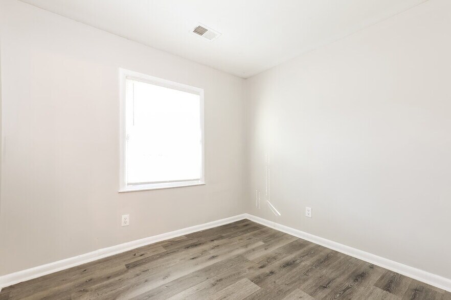 Building Photo - 494 Clara Dr