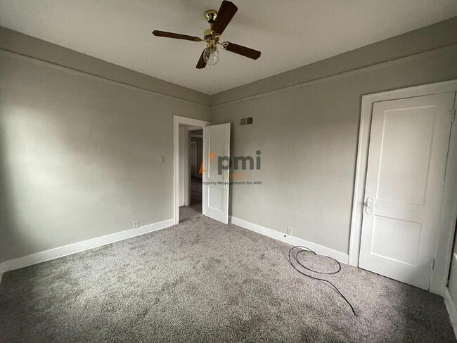 Building Photo - 6516 Meadow Ln Ave