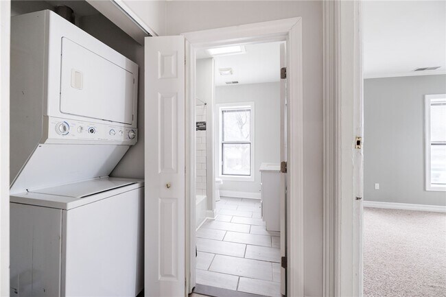 Building Photo - 186 Monroe Ave