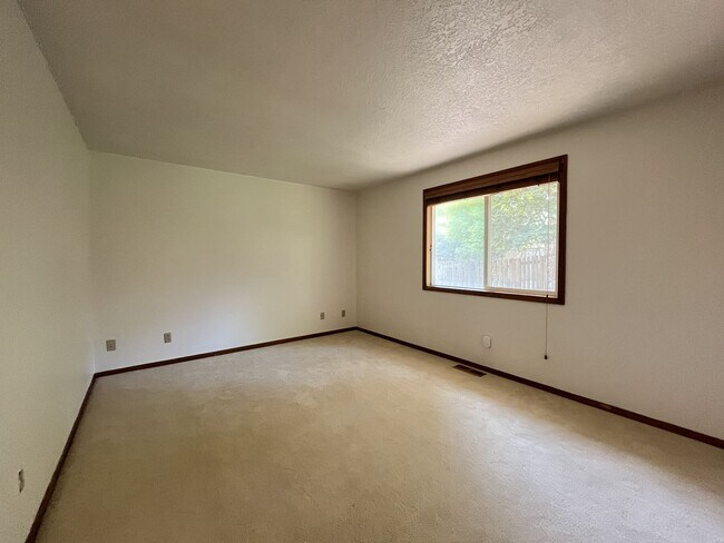 Building Photo - Charming Single-Level Home with Multiple Living Areas and Spacious Backyard Retreat