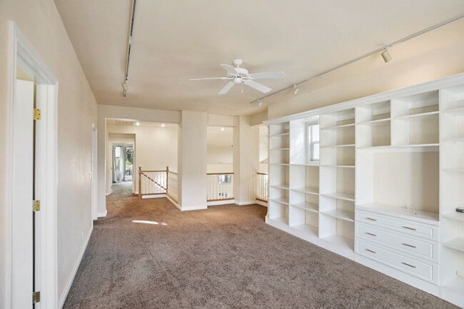 Building Photo - 4 Bedroom, Queens Ridge Guard Gated Commun...