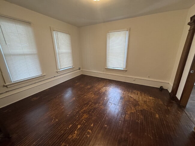 Building Photo - Upper level 3-Bed Duplex with Hardwood Elegance & 2 Baths in North Minneapolis!