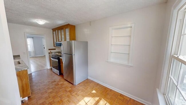 Building Photo - 601 W Hoover Ave