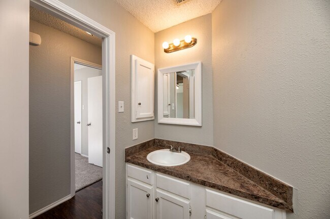 Building Photo - AVAILABLE NOW! NICE 3 BEDROOM HOME LOCATED IN ARLINGTON, TEXAS!