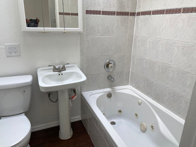 Building Photo - Single-Family Home 4BD/3BA Is Immediately ...