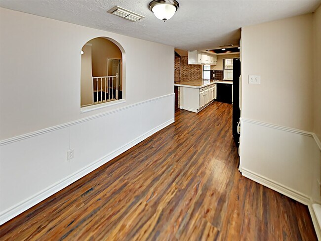 Building Photo - 16259 Hollow Wood Dr