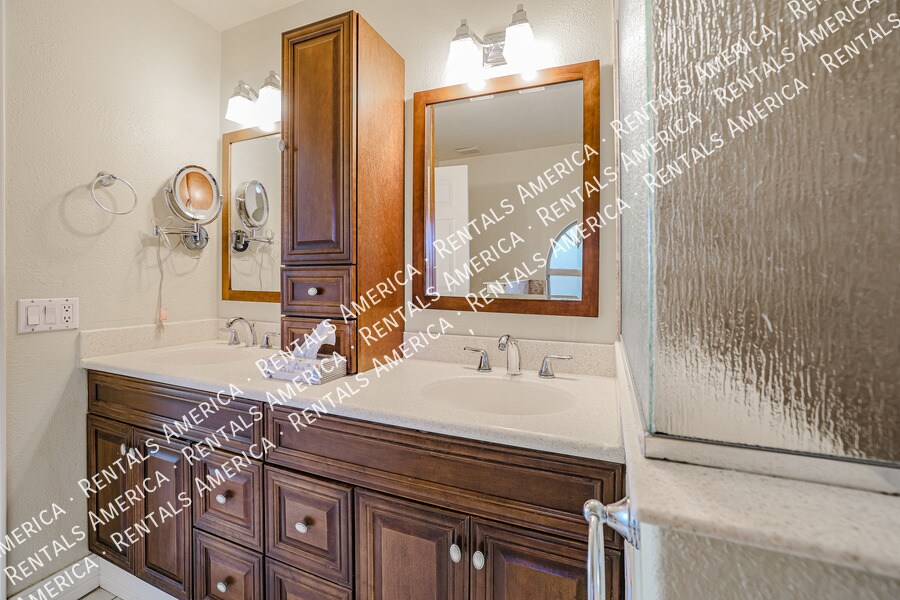 Building Photo - 6325 W Potter Dr