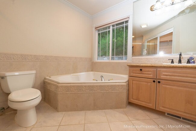 Building Photo - Updated and spacious 3 bedroom house on ov...