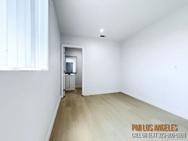 Building Photo - 206 1/2 E 87th