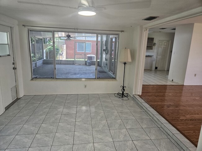 Building Photo - 1560 Robinson Dr N