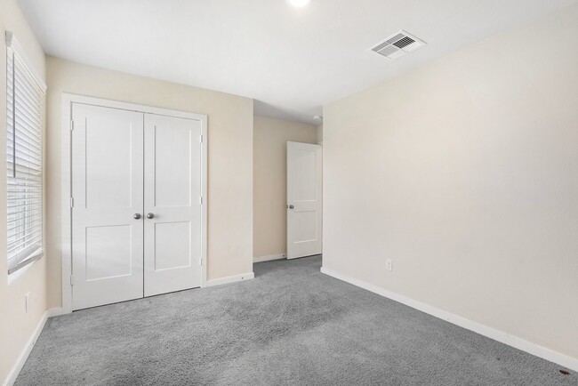 Building Photo - 5811 Blue Grama Dr