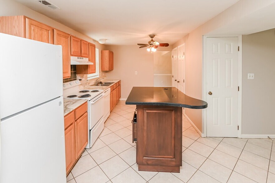Building Photo - 3204 Old House Cir