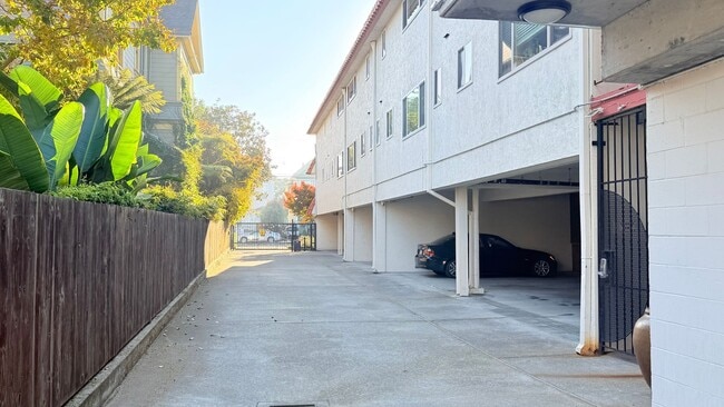 Building Photo - 2133 Santa Clara Ave