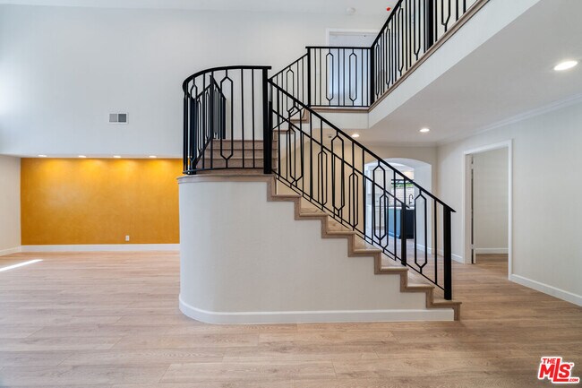 Building Photo - 6143 Lake Lindero Dr