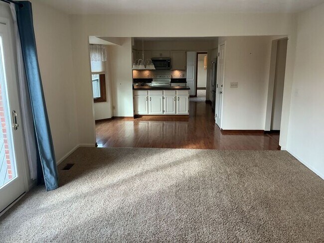 Building Photo - 1851 Foxhollow Dr