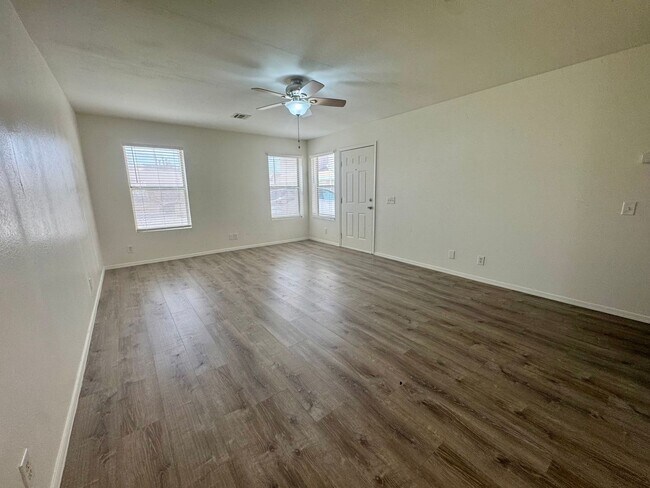 Building Photo - 2 Bedroom, 1 Bath Apartment in Bullhead Ci...