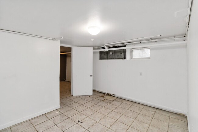 Building Photo - 76 Forest St