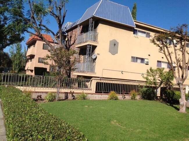 Building Photo - 703 E California Blvd