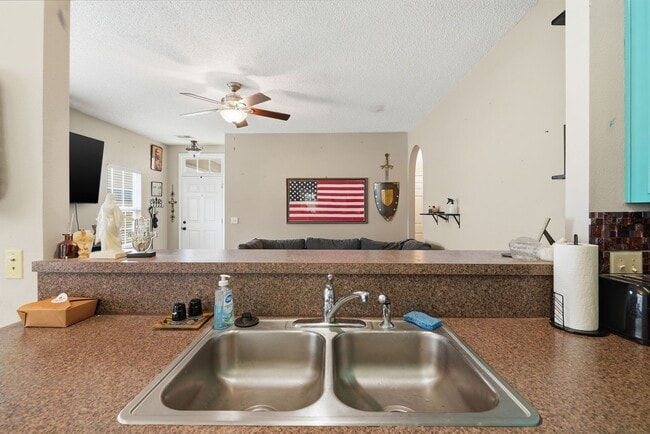 Building Photo - Charming 3BR Home in Richmond Hill with Pond View & Great Location!