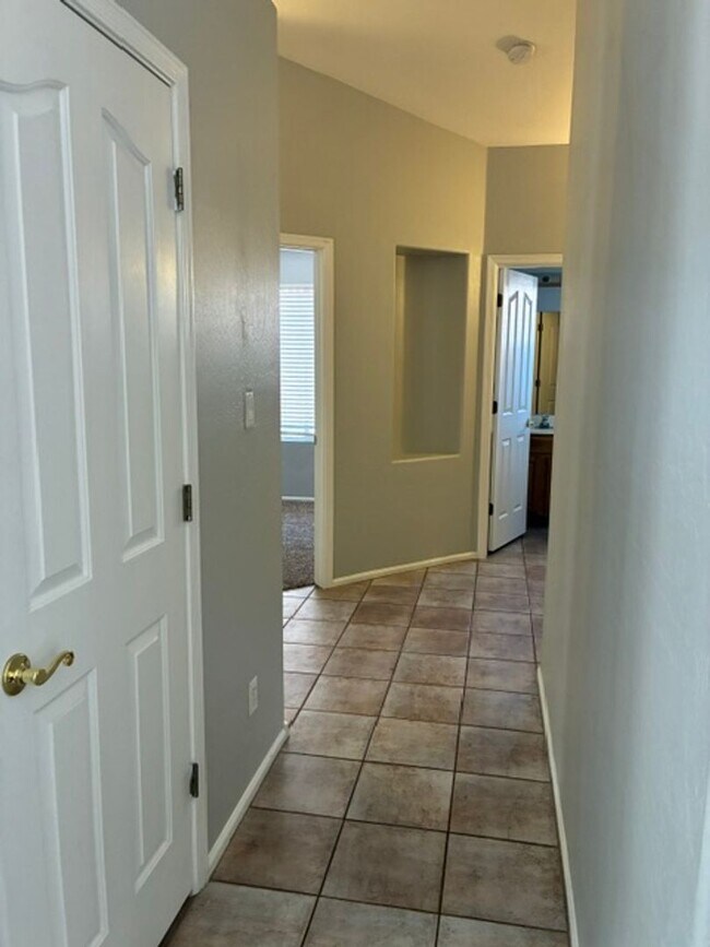 Building Photo - 529 E Cantebria Dr