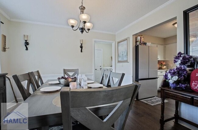 Building Photo - Charming 3 Bedroom, 2 Bath Home! Enjoy a c...