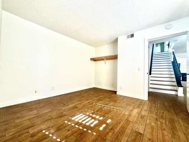 Building Photo - Beautiful 3 Bedroom Townhome near Mission ...