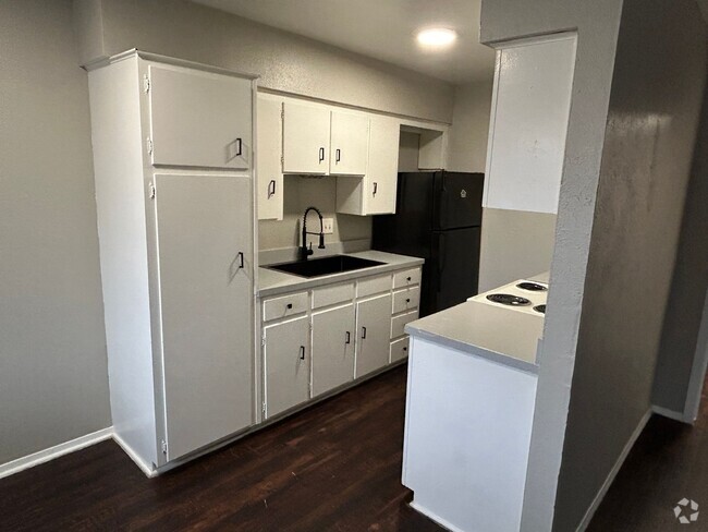 Building Photo - Oak Lawn Place: Leasing Specials! Corsicana