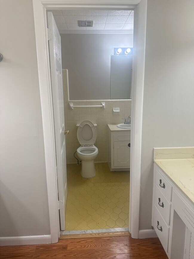 Building Photo - Large Family Home!!