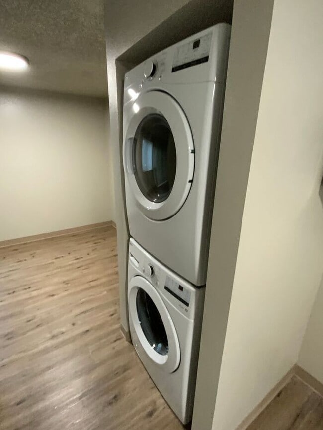 Building Photo - Sumner Townhome Duplex W/D w/ 1 car carport FREE JAN