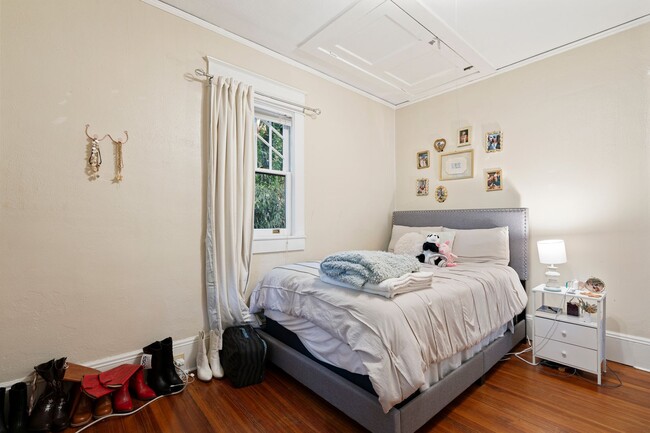 Building Photo - Prime UNC Location – 2BR Home Across from UNC Public Health