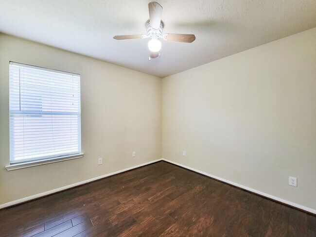 Building Photo - BEAUTIFUL 3 BEDROOM 2 BATH WITH WOOD TILE THROUGHOUT THE HOUSE!